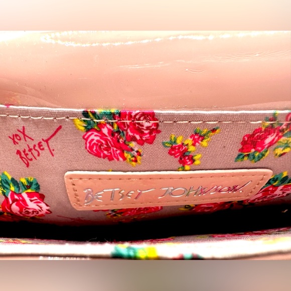 Betsey Johnson Crossbody Blush Pink Bag w/Blush Pink Hearts & Bow. Excel Cond - Picture 12 of 12